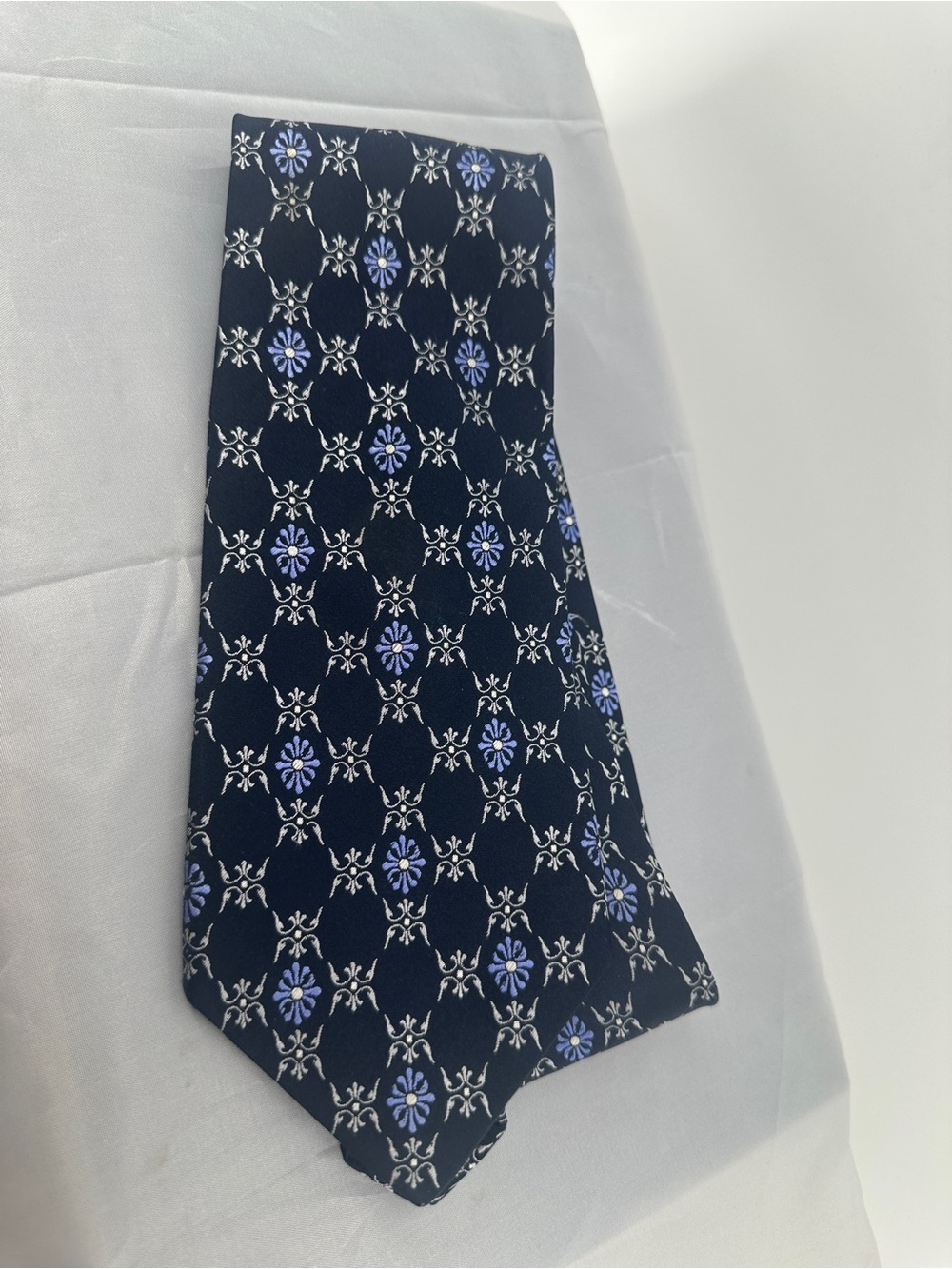 Robert Talbott best of class andrisen Morton navy and white abstract silk tie